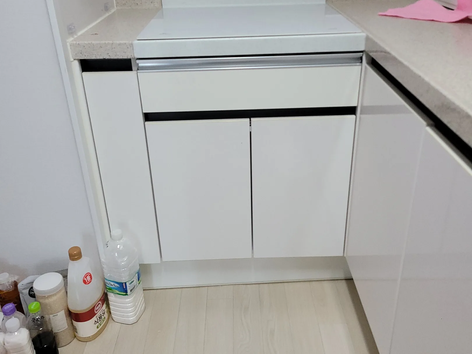 높이 조정이 끝난 하부장과 상판 모습